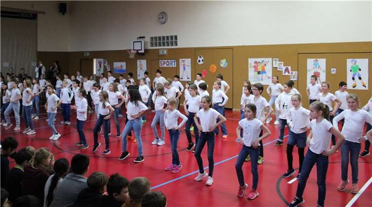 Zur Feierstunde wurden auch mehrere Tänze aufgeführt.