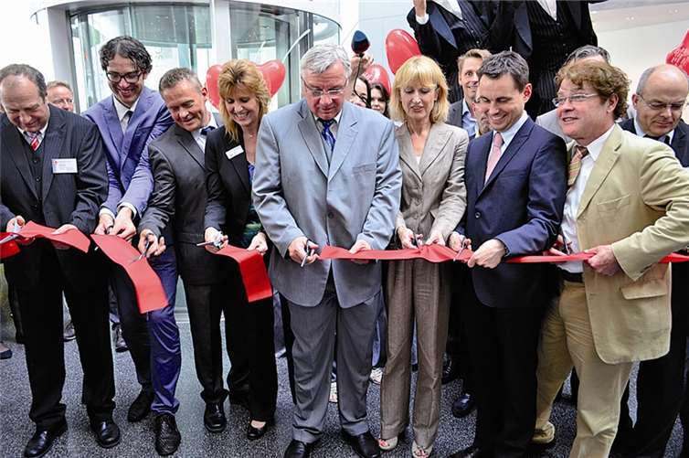 Zur Forumseröffnung schnitten Oberbürgermeister Joachim Hofmann Göttig Mitte und weitere Mandatsträger das rote Band durch