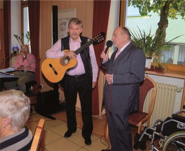 Zur Freude aller Gäste trug Hans Wohlgemuth Lieder von Reinhard Mey und Freddy Quinn vor.privat