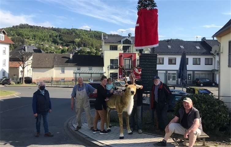 Zur Freude der Bürger kam das Rentier „Hope“ nach Adenau. Es wurden immer maximal zwei Personen fotografiert und anschließend digital aufgearbeitet, damit mehr Leute auf den Fotos zu sehen sind. Foto: privat