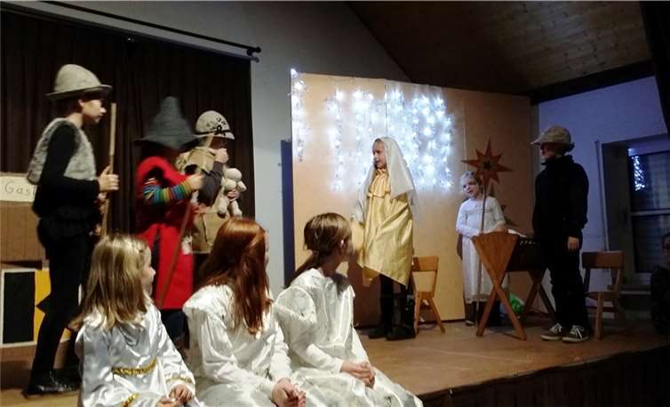Zur Freude der Gäste trugen die Kinder das Krippenspiel vor. privat