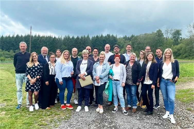 Zur Freude der Gastgeberinnen wurde der Bedarf an einem solch wichtigen Austausch auch vonseiten der geladenen Gäste gesehen, sodass 27 Fachkräfte unterschiedlichster Institutionen der Einladung in das Glashaus der Permakultur in Andernach folgten. Foto: Jobcenter Landkreis Mayen-Koblenz