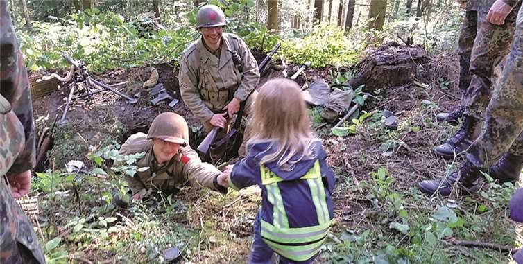 Zur Freude der anwesenden Kinder verteilten die historischen Soldaten auch Süßigkeiten. Privat