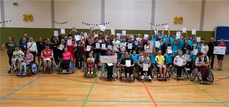 Zur Freude der beteiligten Schulen händigte der Lions-Club noch drei Schecks in Höhe von 600 Euro an diese aus. Foto: Paul Dennis