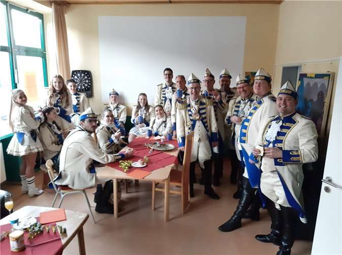 Zur Freude der regelmäßigen Besucher trafen sich dort Vertretungen des Möhnen-Vereins, der Karnevals-Gesellschaft und des Funkencorps „Blau-Gold“ zu einem Frühstücksempfang. Fotos: privat