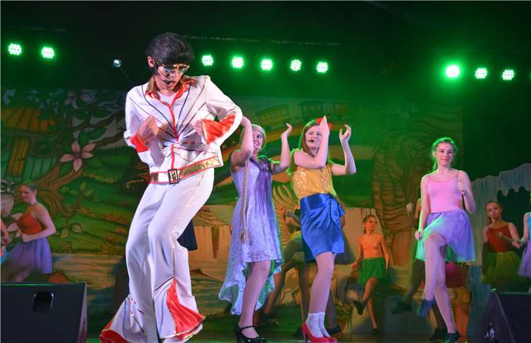 Zur Freude der weiblichen Märchenfiguren taucht auch Elvis in Hannahs Träumen auf.