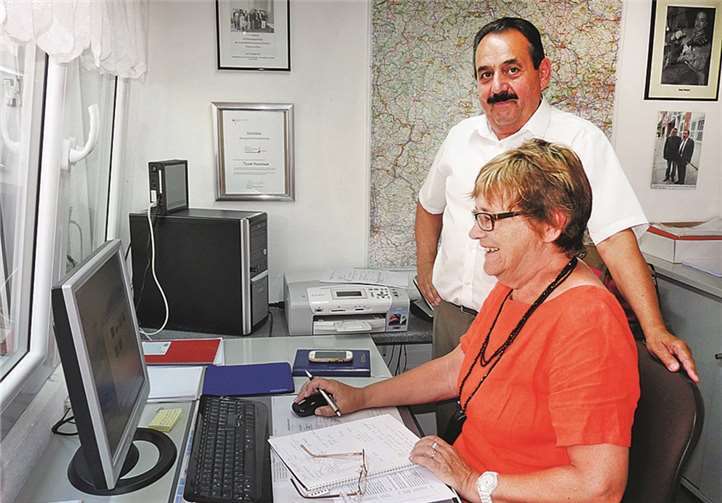 Zur Freude des 1. Vorsitzenden Albert Munk kümmert Renate Monschauer sich stundenweise ehrenamtlich um die Büroarbeit. FRE