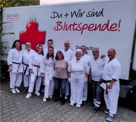Zur Freude des DRK-Ortsgruppenvorsitzenden Erwin Holl (2.v.re.) und seinen freiwilligen Helferinnen und Helfern hatten sich acht Karateka zur Blutspende eingefunden. Quelle: KARATE DOJO Kitai Dieblich e.V.