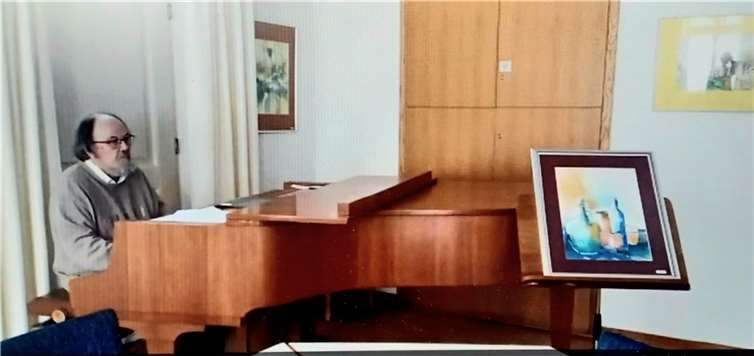 Zur Freude und Überraschung der Besucher interpretierte Bardo Becker, Musiker und Organist der Trinitatis Kirchengemeinde, am Flügel des Gemeindesaales gekonnt einige Aquarelle.