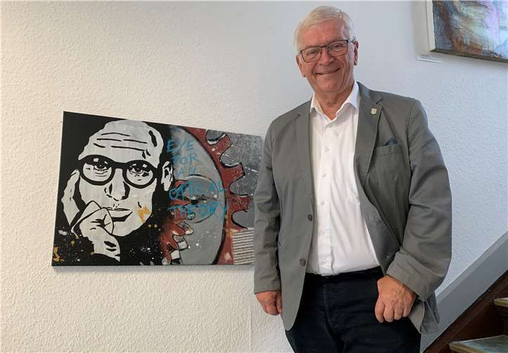 Zur Freude von Stadtbürgermeister Gerhard Hausen ist Malte Sonnenfeld in der Treppenhaus-Galerie im Historischen Rathaus der Kulturstadt Unkel mit einer Werkschau präsent. Foto: Thomas Herschbach / Kulturstadt Unkel