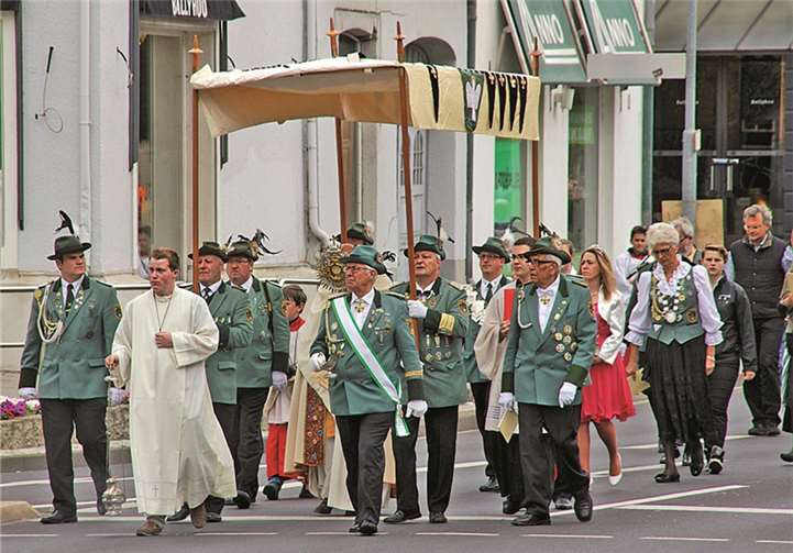 Zur Fronleichnamsprozession wird die Monstranz durch Rheinbachs Straßen geführt. Die Abordnung der Rheinbacher Schützenbruderschaft begleitet die Prozession.