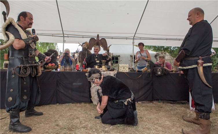 Zur „Fürstin Natzuki“ wurde beim Hunnenlager in Wormersdorf dieehemalige „Kriegerin“ Monika Lieder erhoben, zuvor musstesie ein letztes Mal vor ihrem „König Thangun“ niederknien.