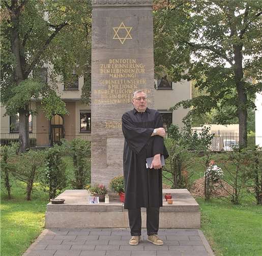 Zur Gedenkfeier für die Opfer auf dem jüdischen Friedhof in Koblenz sang Kantor Joseph Pasternak das Gebet „El male rachamin“.-US-
