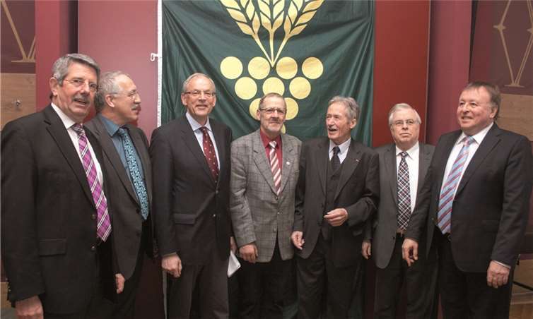Zur Generalversammlung von Hans Boes (3.v.re.) als Vorsitzender des Kreisbauern- und Winzerverbandes kamen zahlreiche Honoratioren nach Dernau. JOST