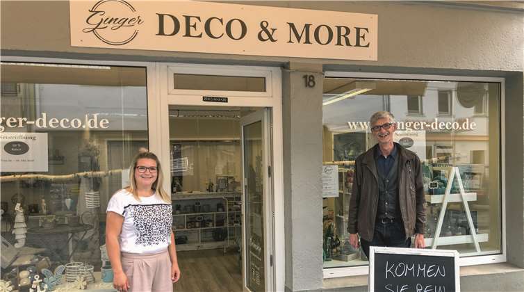 Zur Geschäftseröffnung gratulierte Reiner Friedsam Sabine Sund zu dem einladend schönen Laden. Foto: privat