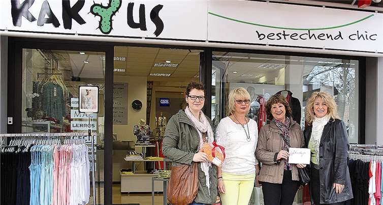 Zur Gewinnübergabe erschien Karola Retzke (2. v. re.), die anderen Damen waren verhindert. Auf dem Foto (v.li): Janina Hauser, Claudia Becker und Birgit Schneider (1.v.re.) stifteten die Preise. STEIN