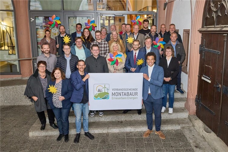Zur Gründung der VGM EE hatten sich die Bürgermeister der beteiligten Gemeinden sowie die Fraktionsspitzen aus dem VG-Rat im Montabaurer Rathaus zusammengefunden. „Mit der neuen Gesellschaft werden wir große Energieprojekte immer im Schulterschluss aller Ortsgemeinden realisieren – zum Wohle aller Bürger. Wir wollen am Steuer bleiben“, sagte Bürgermeister Ulrich Richter-Hopprich bei der Gründungsfeier. Der Klimawandel sei kein abstraktes Phänomen mehr, sondern längst konkret und spürbar für die Menschen. Die neue VGM EE ermöglicht Handeln vor Ort. Fotos: VG Montabaur / Olaf Nitz