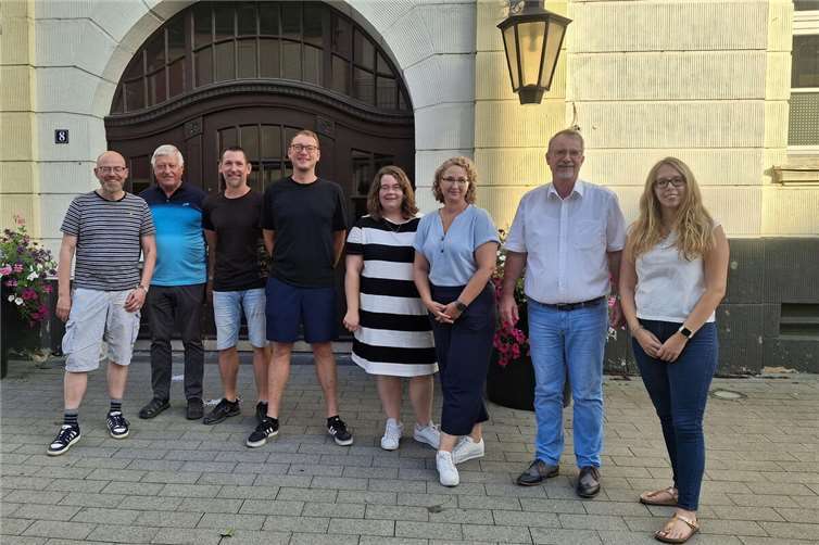 Zur Gründung des Festkomitees trafen sind (von links) Marcus Preis, Rudi Müller und Stephan Winckler von der Aktionsgemeinschaft Heddesdorfer Pfingstkirmes mit Pascal Stoltze, Fabienne Mies und Amtsleiterin Julia Kloos-Wieland vom Amt für Stadtmarketing sowie Ortsvorsteher Sven Lefkowitz und Verena Schütz vom Ortsbeirat Heddesdorf. Foto: Michaela Laux