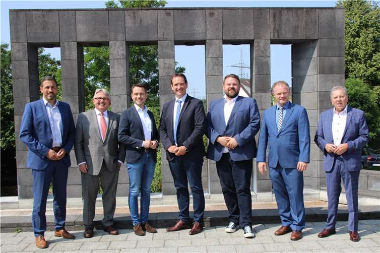 Zur Gründung des Vereins Regiopole mittleres Rheinland waren nach Weißenthurm gekommen (von links) der Oberbürgermeister der Stadt Andernach Christian Greiner, der Bürgermeister der Verbandsgemeinde Vallendar Adi Schneider, der Oberbürgermeister der Stadt Koblenz David Langner, der Bürgermeister der Verbandsgemeinde Weißenthurm Thomas Przybylla, der Bürgermeister der Stadt Bendorf, Christoph Mohr, der Oberbürgermeister der Stadt Neuwied, Jan Einig und in Vertretung des Oberbürgermeisters der Stadt Lahnstein, Lennart Siefert, Bürgermeister Adalbert Dornbusch.  Foto: VG Weißenthurm / Katharina Demleitner