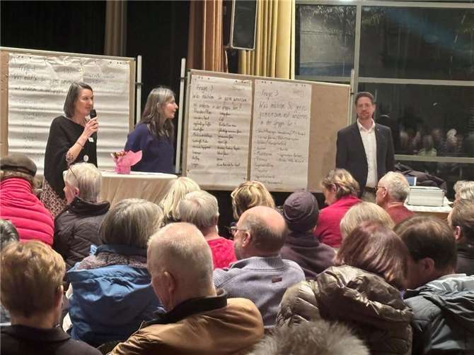 Zur Gründungsveranstaltung hatte die Gemeinde alle etwa 3.500 Wachtbergerinnen und Wachtberger zwischen 60 und 70 Jahren persönlich eingeladen und mit etwa 100 Teilnehmern gerechnet. Daher war es eine schöne Überraschung, als fast 300 neugierige „Best Ager“ in die Aula strömten. Foto: privat