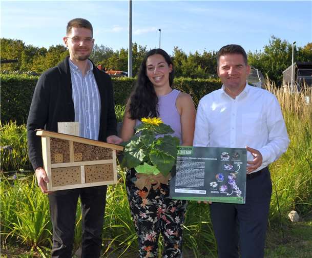 Zur Grünpatenschaftsparty begrüßte Bürgermeister Holger Jung (rechts) neben den engagierten Bürgerinnen und Bürgern auch Maximilian Mund und Nayara Atella-Hödtke (von links) vom Verein „Die Stadt blüht auf“.  Foto: Stadt Meckenheim