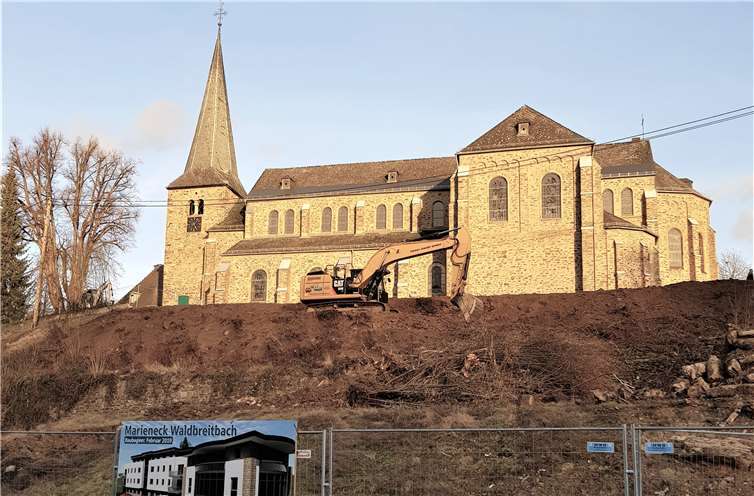 Zur Hangsicherung werden ein Drahtgeflecht mit sogenannten Erdnägeln im Hang verankert.Foto: privat