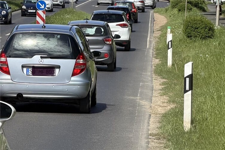 Zur Hauptverkehrszeit wird es eng. Die weitere Entwicklung des Unternehmerparks wird die Situation verschärfen - aber es gibt Lösungsvorschläge. 