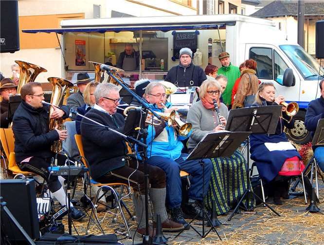 Zur Hüttengaudi sorgten die Blechbläser der "Brexbachtaler" für ordentliche Alm-Atmosphäre. Fotos:  GM