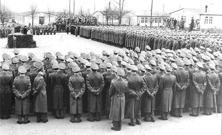 Zur Indienststellung durch Dr. Konrad Adenauer waren die neuen Rekruten und das Ministerium aus Bonn angetreten, gut 2000 Mann standen zum Appell. Fotos: © Förderverein Wiege der Bundeswehr Andernach