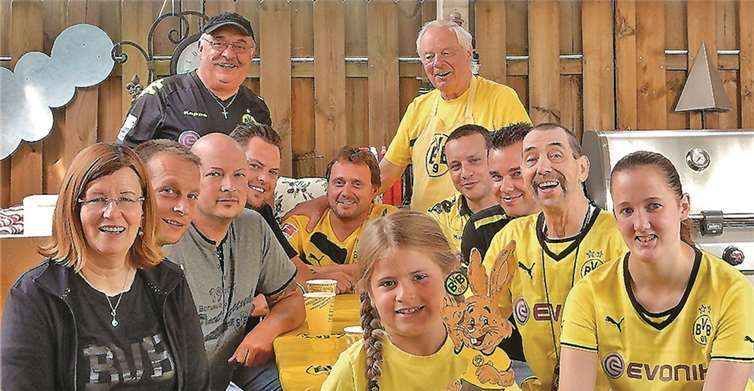 Zur Jahreshauptversammlung der Rhein-Ahr-Borussen in Remagen war auch die offizielle BVB-Fanbeauftragte Petra Stüker, vorne links, aus Dortmund angereist.privat