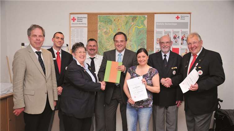 Zur Jahreshauptversammlung versammelt waren (v.li.) Achim Haag Kreis-Vorsitzender der DRK, Marco Schlicht Kreisbereitschaftsleiter, Erika Geef 50 Jahre im Verein, Walter Kalmund 35 Jahre dabei, BM Bernd Weidenbach, Serap Majetic fünf Jahre dabei, Richard Thiele auch 50 Jahre dabei und der Vors Karl-Heinz Bernady. RÜ