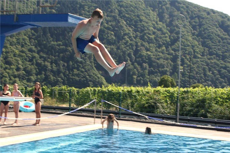Zur Jubiläum konnten sich bekennende Wasserratten auch über einen Sprungwettbewerb vom Ein- und Dreimeterbrett freuen.