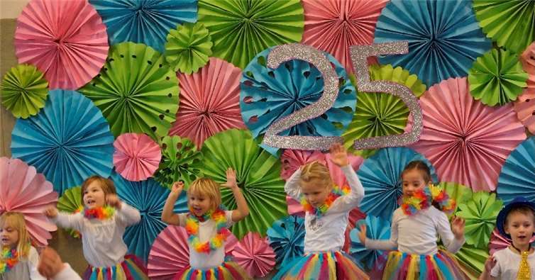 Zur Jubiläumsfeier führten die Kita-Kinder in bunten Kostümen Tänze auf.