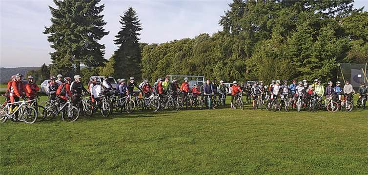 Zur Jubiläumstour starteten zahlreiche Mountainbiker und -bikerinnen in Rengsdorf. Klaus Görg