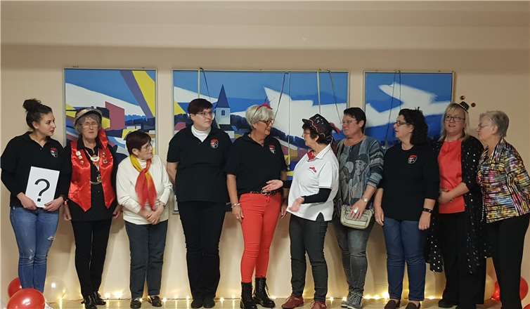 Zur Klärung der Frage, wer das neue Möhnepaar von St. Sebastian ist, wurden verschiedene Damen zur Bühnen gebeten, die in Betracht kommen könnten.