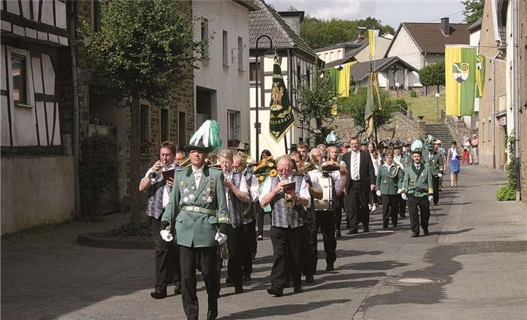 Zur Kranzniederlegung zog der Festzug durch den Ort zum Ehrenmal. RÜ