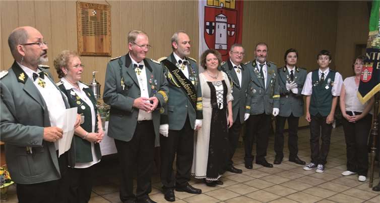 Zur Krönung der neuen Majestäten Frank und Olga Nowak hatte Ehrenbrudermeister Karl-Heinz Kaul (l.) einige Schützen nach vorne geholt. HEP