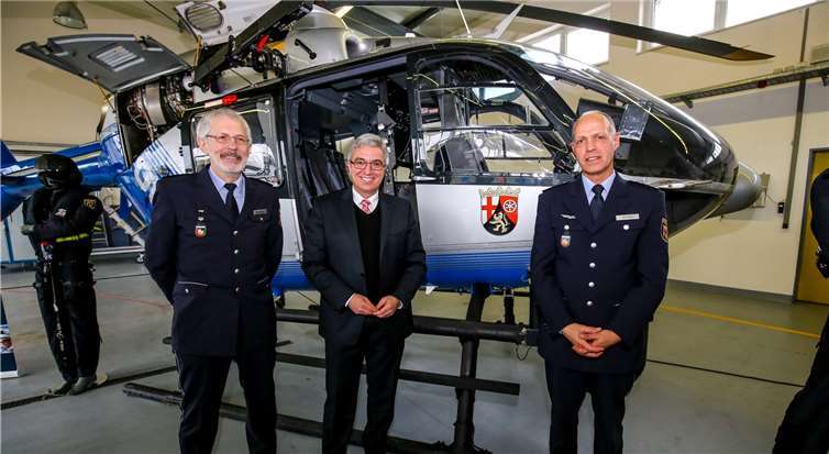 Zur Lage und über künftige Investitionen informierten (v. l.) der Leiter der Abteilung Polizei Karl-Otto Dornbusch, Innenminister Roger Lewentz und der Leiter der Polizeihubschrauberstaffel Ralf Schmitz. EP