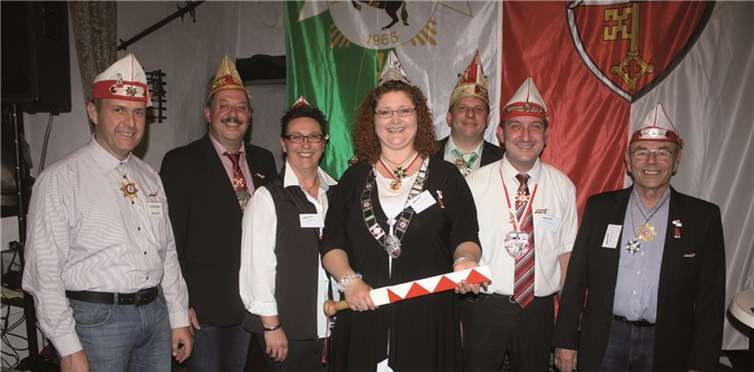 Zur Linken die Präsidentin stellten sich Norbert Adams, Paul Kremer und Heike Paffhausen als neue Vorstandsmitglieder vor. DL