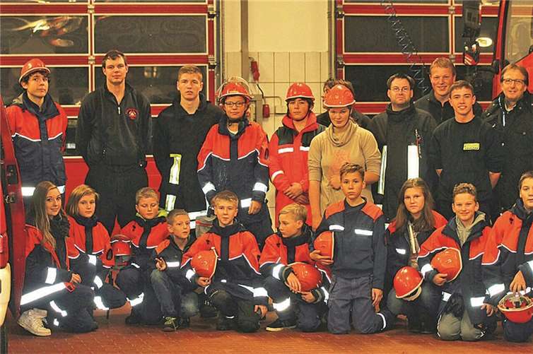 Zur „Manöverkritik“ hatten die beiden Jugendwehren Mendig und Thür sich gemeinsam mit ihren Jugendwarten sowie Wehrleiter Stephan Schüller und dem Ersten Beigeordneten der VG-Mendig, Joachim Plitzko im Mendiger Feuerwehrhaus eingefunden. SF
