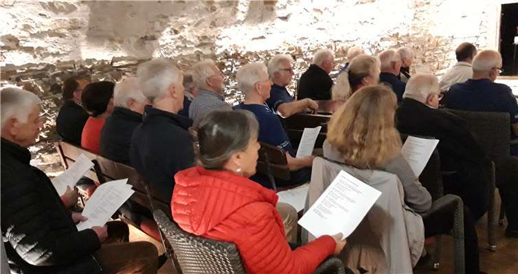 Zur Mitsing-Probe fand man sich wetterbedingt im historischen Gewölbekeller ein. Fotos: privat