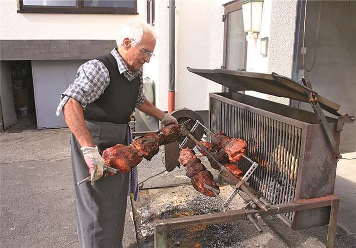 Zur Mittagszeit brauchte niemand nach Hause zu gehen, denn mit leckeren Grillspezialitäten war für das leibliche Wohl bestens gesorgt. RÜ