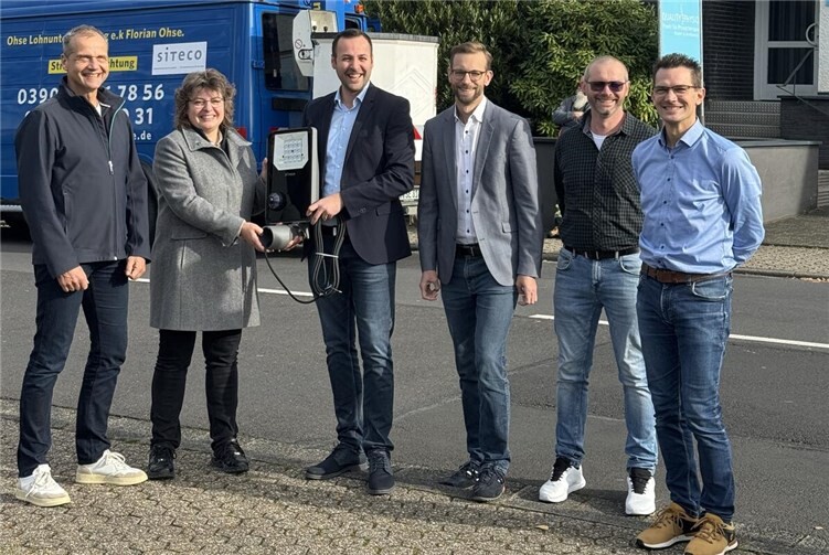Zur Montage der ersten LED-Leuchte trafen sich in Montabaur die Projektbeteiligten (v.l.) Jens-Uwe Moses (Siteco), Stadtbürgermeisterin Melanie Leicher, Bejtus Berisa (Siteco), Bürgermeister Ulrich Richter-Hopprich und die beiden VG-Projektleiter Rafael Platzek und Kay Bröhl. Fotos: VG Montabaur / Anna-Sophia Krummeich)