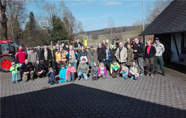 Zur Müllsammelaktion kamen viele Helfer zusammen, um den Unrat einzusammeln. privat