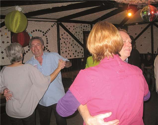 Zur Musik der 70er und 80er Jahren wurde unter der Discokugel getanzt, was das Zeug hielt.Privat