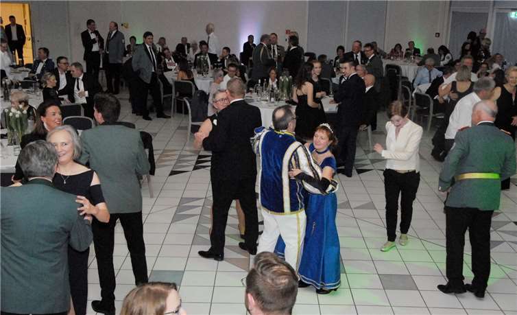 Zur Musik einer Live-Band wurde gerne und ausgiebig getanzt beim Königsball in der Ransbach-Baumbacher Stadthalle. Foto: KER