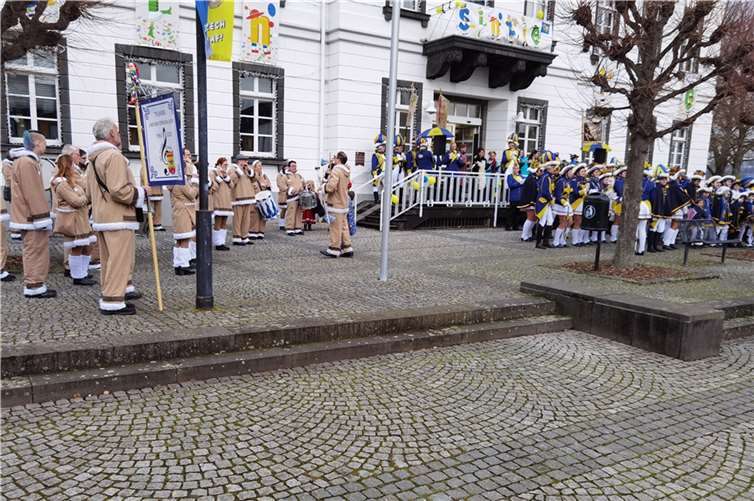 Zur Musik von Freiweg schunkeln nicht nur die Närrischen Buben vor dem Sinziger Rathaus.