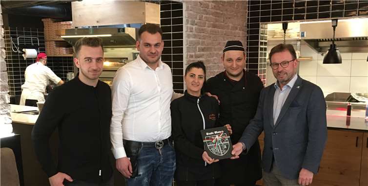 Zur Neueröffnung – kurz vor Beginn der Maßnahmen zum Schutz vor Corona – besuchte Oberbürgermeister Treis das Team von „Ristorante & Pizzeria Torri“ und überreichte das Wappen der Stadt Mayen in Schiefer. Foto: Andreas Seiler/Stadt Mayen