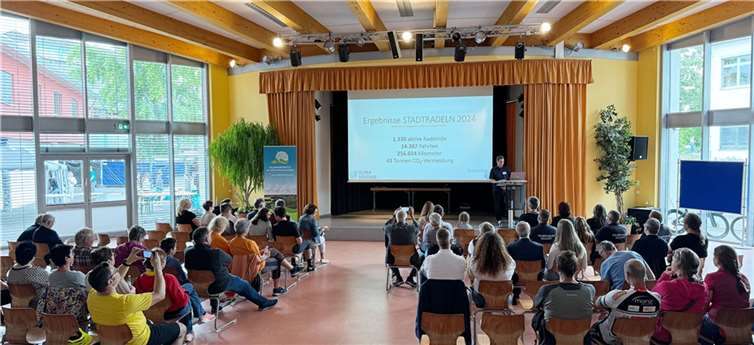 Zur Preisverleihung waren viele Radlerinnen und Radler ins Mons-Tabor-Gymnasium gekommen. Foto: Verbandsgemeinde Selters/Thomas Siry
