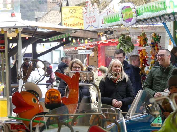 Zur Premiere des neuen Festes „Ernster Weinfrühling“ fanden sich zahlreiche neugierige Besucher ein. Fotos: TE